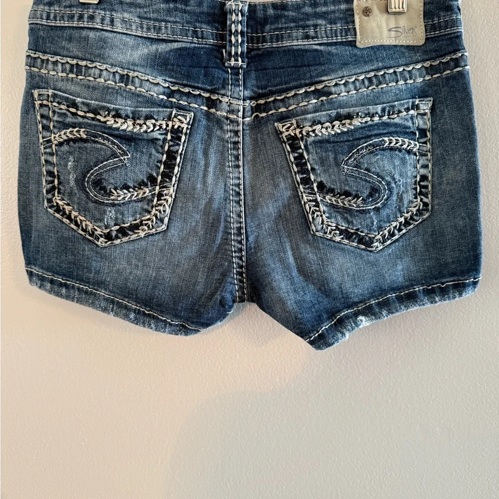 Silver Woman’s Distressed Denim Shorts.  Size W29/L3. Aiko mid short

#0012 - Picture 2 of 5